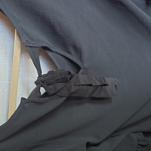 Like new black ruffle blouse size small NY & co - Picture 4 of 4